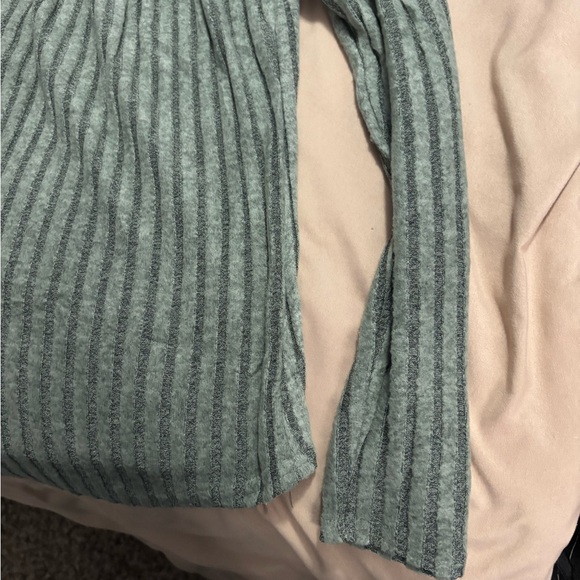 Green Striped Long Sleeve Top- NWT!! โจ๐ฟ - Picture 4 of 4